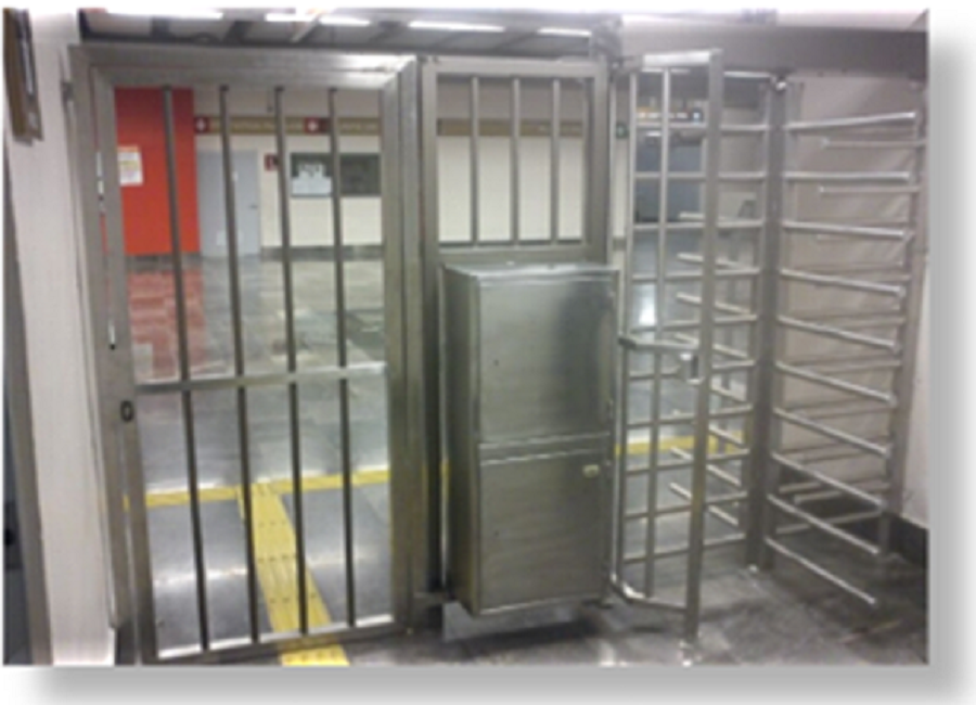 PUERTA GIRATORIA PARA BAÑO PÚBLICO